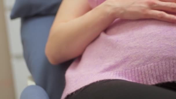 Anticipación Conexión Una Mujer Embarazada Abrazando Vida Que Crece Dentro — Vídeo de stock