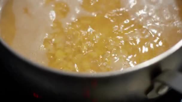 在平底锅里煮豌豆 家庭自制食品 — 图库视频影像