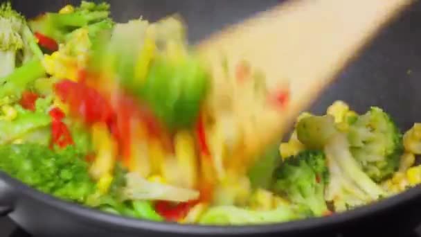 盘中塞满了蔬菜和木勺 在锅里做菜 — 图库视频影像