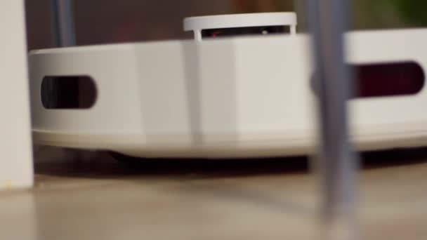 Primo Piano Aspirapolvere Robot Sul Pavimento Pulizia Della Casa Casa — Video Stock