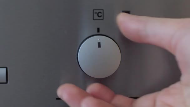 Person Die Einen Knopf Einem Gerät Betätigt Temperaturanstieg Ofen — Stockvideo