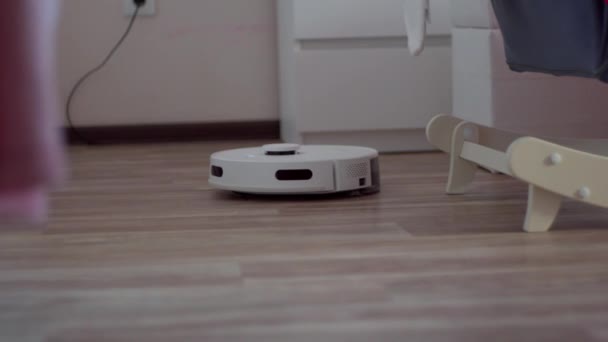 Robot Stofzuiger Schoonmaken Van Vloer Naast Een Gezellige Stoel Kinderkamer — Stockvideo