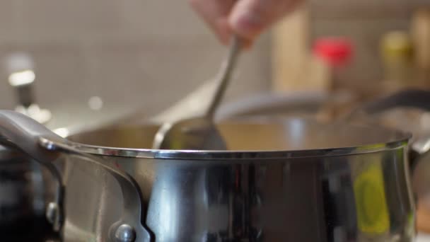 Persoon Die Een Pot Roert Met Een Lepel Koken Selectieve — Stockvideo