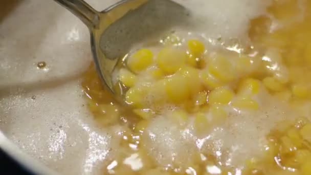Cucchiaio Mescolando Vaso Acqua Preparazione Del Porridge Piselli Focus Selettivo — Video Stock