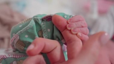 Yeni doğmuş bir bebeğin küçük bebek elleri. Bebeklik ve çocukluk kavramı