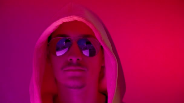 Portret Van Een Jongeman Boven Achtergrond Neonlicht Schoonheid Mode Jeugdconcept — Stockvideo