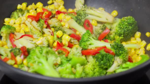Pyszne Warzywa Medley Gotowanie Kuchence Wok Patelnia — Wideo stockowe