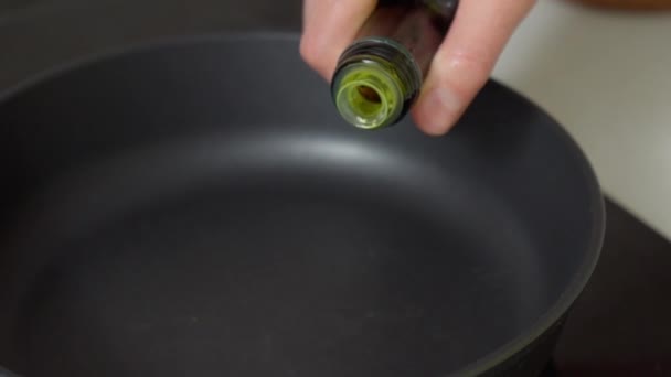 用鳄梨油 鳄梨和健康食品在煎锅中盛装酒瓶 — 图库视频影像