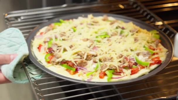 Rauwe Louis Style Pizza Zelfgemaakt Een Houten Achtergrond Met Kaas — Stockvideo