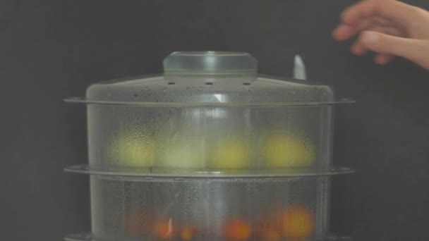 Durch Das Glas Eine Großaufnahme Von Behälter Dampfgarer Zum Kochen — Stockvideo