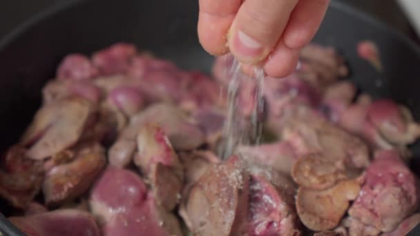 Cuire Des Aliments Faits Maison Ajoutant Sel Foie Poulet Concentration — Video