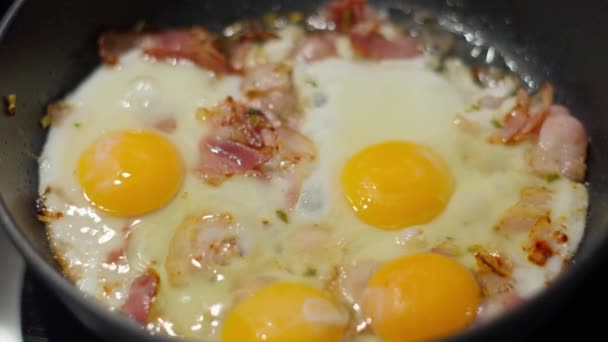蛋的太阳侧面上升和四片培根在烤箱上的剥皮 有选择的重点 — 图库视频影像
