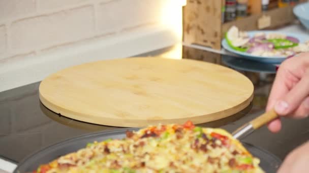 Pizza Louis Style Talerzu Pocięta Kwadraty Drewnianym Tle — Wideo stockowe