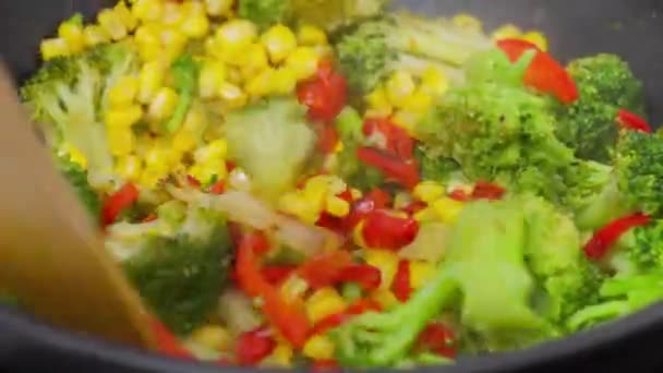 Gotowanie Się Kolorowe Stir Fry Świeżych Warzyw Drewnianej Łyżki — Wideo stockowe