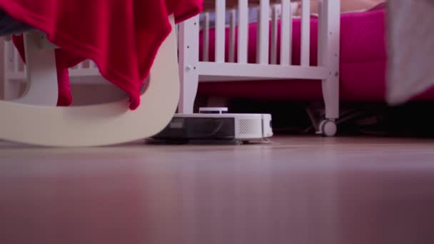 ロボット掃除機は 居心地の良い椅子 子供部屋の隣に床を掃除しています 選択的なフォーカス — ストック動画