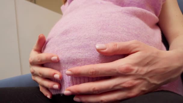Schwangere Hält Ihren Bauch Den Händen Streicheln Des Ungeborenen Kindes — Stockvideo