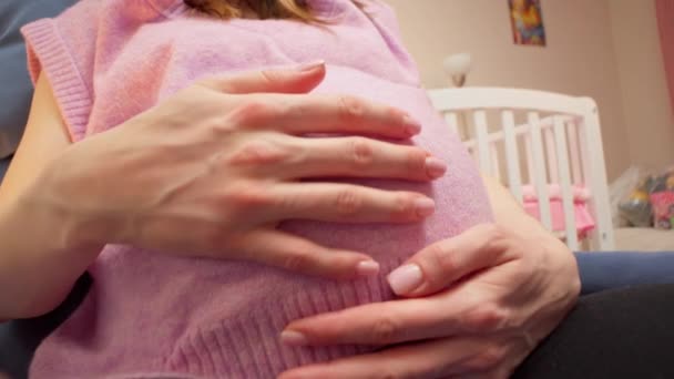 Neşeli Beklentiler Doğmamış Çocuğuna Bağlanan Hamile Bir Kadın — Stok video