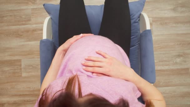 Mujer Sostiene Estómago Mientras Está Sentada Una Silla Una Mujer — Vídeos de Stock