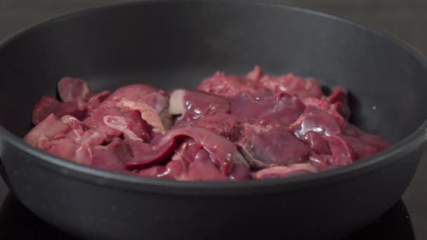 Cucinare Fegato Pollo Una Padella Sul Fornello Preparazione Delle Frattaglie — Video Stock