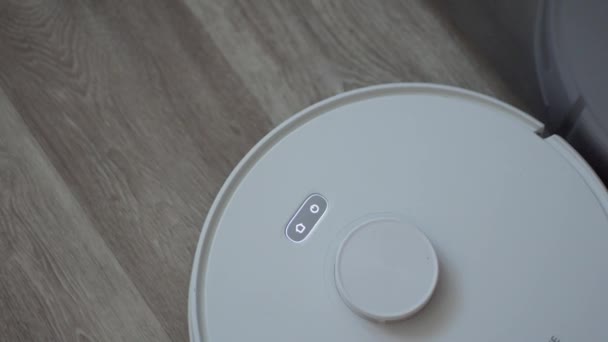 Großaufnahme Eines Staubsaugerroboters Auf Dem Boden Hausreinigung Smart Home — Stockvideo