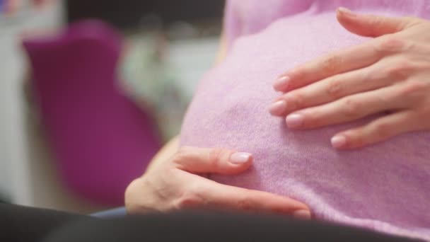 Γυναίκα Κρατά Στομάχι Της Ενώ Κάθεται Μια Καρέκλα Μια Έγκυος — Αρχείο Βίντεο