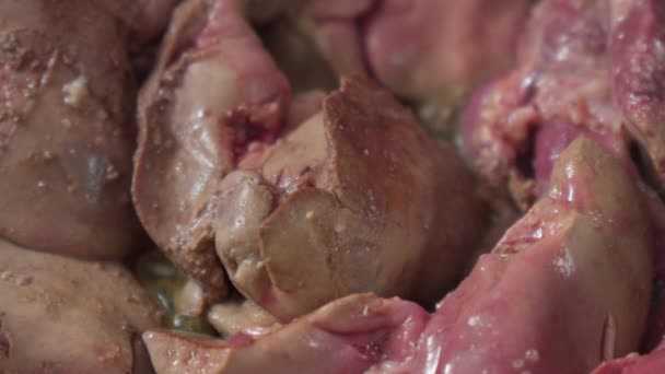 Πυκνό Συκώτι Κοτόπουλου Καλυμμένο Πότισμα Σάλτσας Επιλεκτική Εστίαση — Αρχείο Βίντεο
