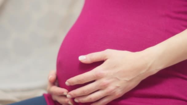 第3期の妊婦の腹の閉鎖 ベイビーの期待 安全のコンセプト — ストック動画