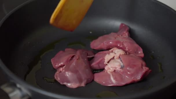 在炉子上的锅里煮鸡肝 准备好了 有选择的重点 — 图库视频影像