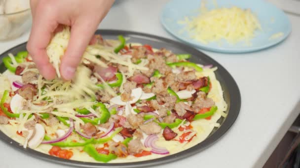 Pizza Caseira Crua Pepperoni Estilo Louis Sem Fermento Muito Bacon — Vídeo de Stock
