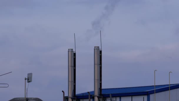Továrna Kouřem Vycházejícím Komínů Selektivní Zaměření — Stock video