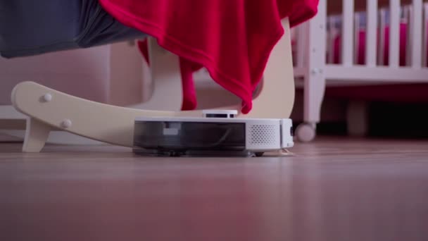 Robot Aspiradora Que Está Sentado Suelo Junto Una Silla Hogar — Vídeos de Stock