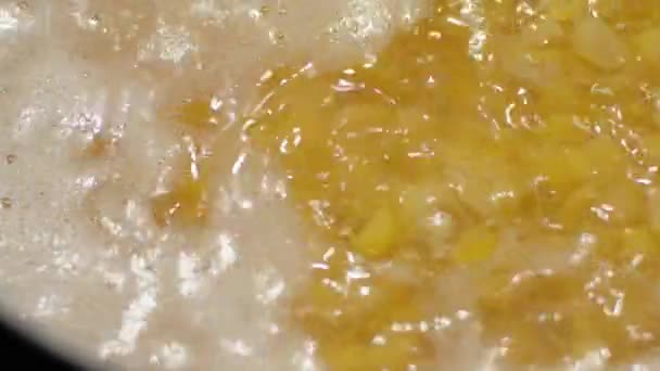 마우스워터링 식품으로 채워진 슬라이딩 프라이팬의 맛있는 클로즈업 완두콩 — 비디오