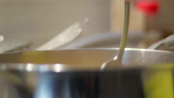 Cucchiaio Argento Lucido Mescolando Deliziosa Zuppa Una Pentola Fumante — Video Stock