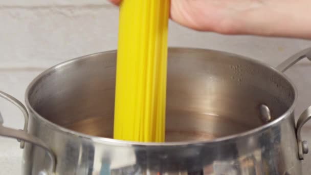 用开水在锅里煮意大利面 意大利土制面食的制作过程 — 图库视频影像