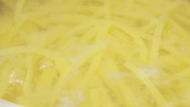 Vařící Těstoviny Špagety Pánve Vyjímají Kleštěmi Detailní Záběr — Stock video