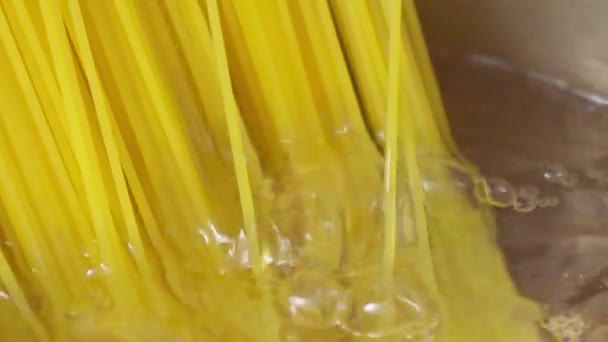 Μαγειρεμένα Ζυμαρικά Βραστό Νερό Απαλή Εστίαση Χωρίς Γλουτένη Κίτρινη Πάστα — Αρχείο Βίντεο
