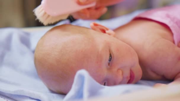 Bebê Bonito Com Mãe Penteando Conceito Massagem Cabeça Bebê Com — Vídeo de Stock