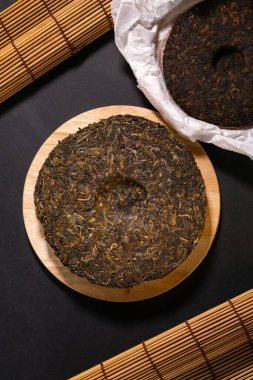 Pakette Çin Puerh çayı var. Çinliler çayı kurutur. Yukarıdan manzara. Shen PUerh, Shu puer.