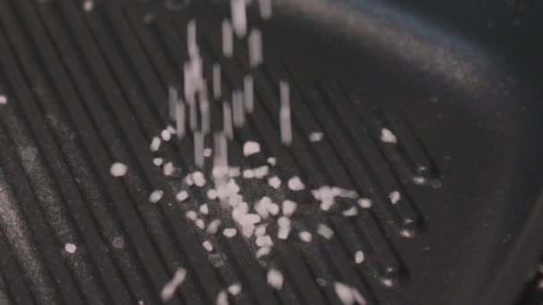 Mořská Sůl Složky Ožívají Syčí Spaluje Pulzující Intenzitou Kouřovém Grilu — Stock video