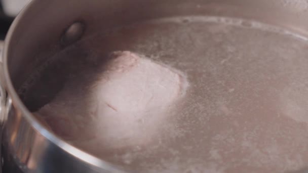 Processo Cozinhar Carne Acentuando Ternura Carne Fervida Meio Dança Bolhas — Vídeo de Stock