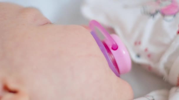 Новорожденное Спокойствие Тонкой Розовой Соской Покоится Рядом Подчеркивая Моменты Младенческого — стоковое видео