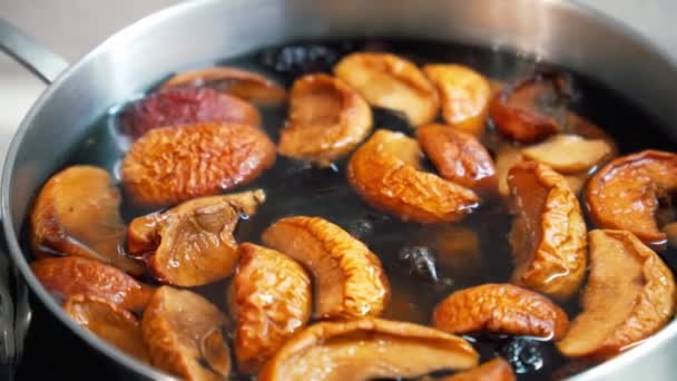 Komposisi Buah Aprikot Apel Ceri Dimasak Dalam Air Mendidih Logam — Stok Video
