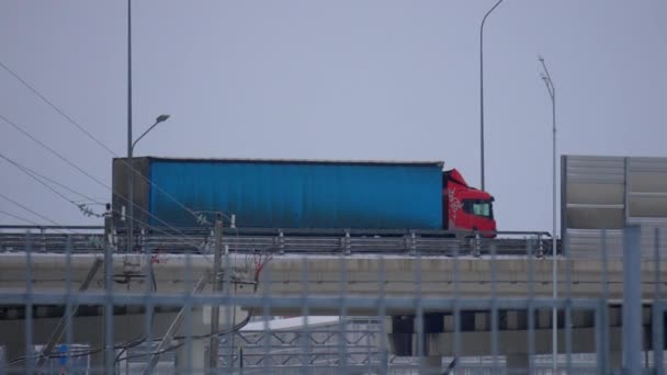 Camion Trasporta Grande Contenitore Blu Ponte Moderno Mescolandosi Nel Flusso — Video Stock