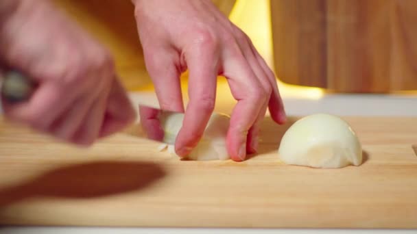 木製板の玉ねぎを慎重にダイスし 風味豊かな料理のための食材を準備する — ストック動画