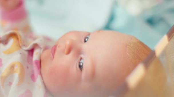 Güneşli Bebek Yuvasında Bebekle Huzurlu Sabah — Stok video