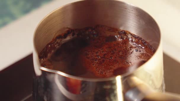 Fazendo Café Uma Panela Metal Brilhante Close Foco Seletivo — Vídeo de Stock