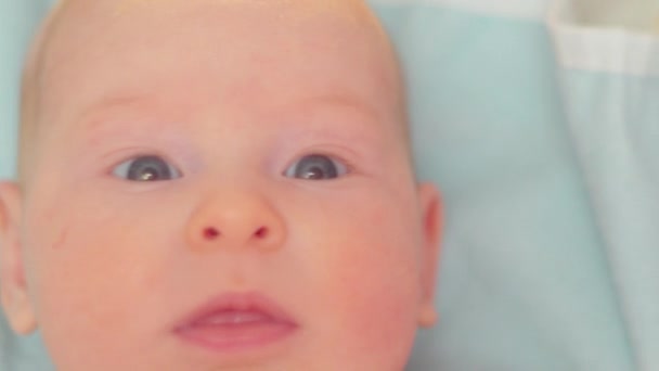 Närbild Ett Nyfött Barn Nyfikna Ögon Som Det Blickar Runt — Stockvideo