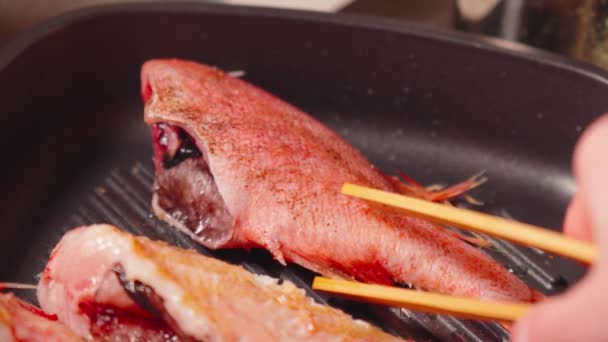 Sizzling Sea Bass Delícias Culinárias Uma Frigideira Close — Vídeo de Stock