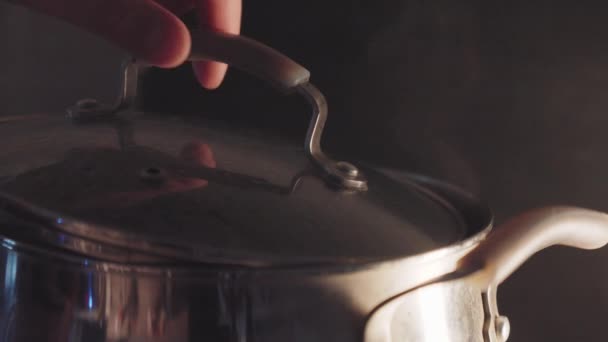 Koks Hand Hovers Culinaire Creatie Brouwen Binnen Keukens Zachte Verlichting — Stockvideo