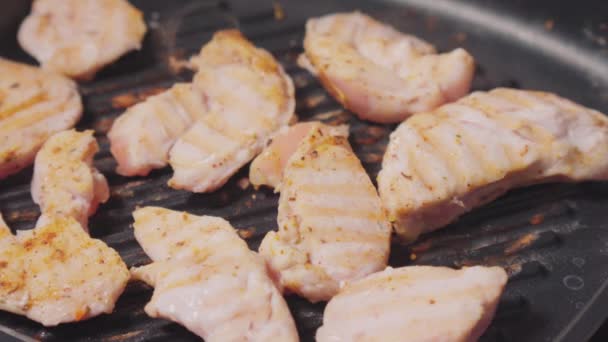 Close Shot Zaprawionego Kurczaka Filet Gotowania Grillu Przechwytując Istotę Aromatyczne — Wideo stockowe